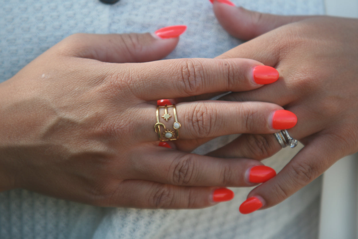 Zoom sur la Bague Soleil blanc & Lune plaqué or pour détail et finition