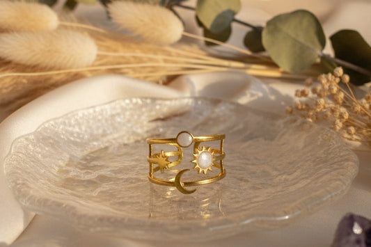 Zoom sur la Bague Soleil & Lune plaqué or pour détail et finition