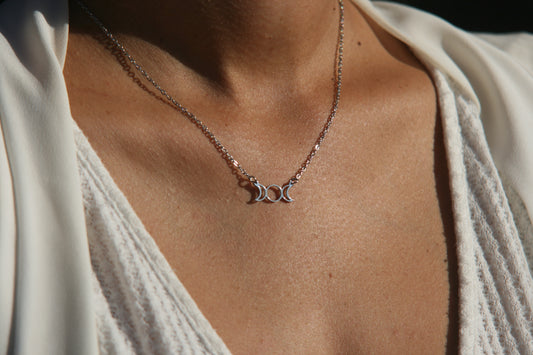 Collier Harmonie Lunaire en acier inoxydable, bijou féminin symbole d’équilibre et de douceur