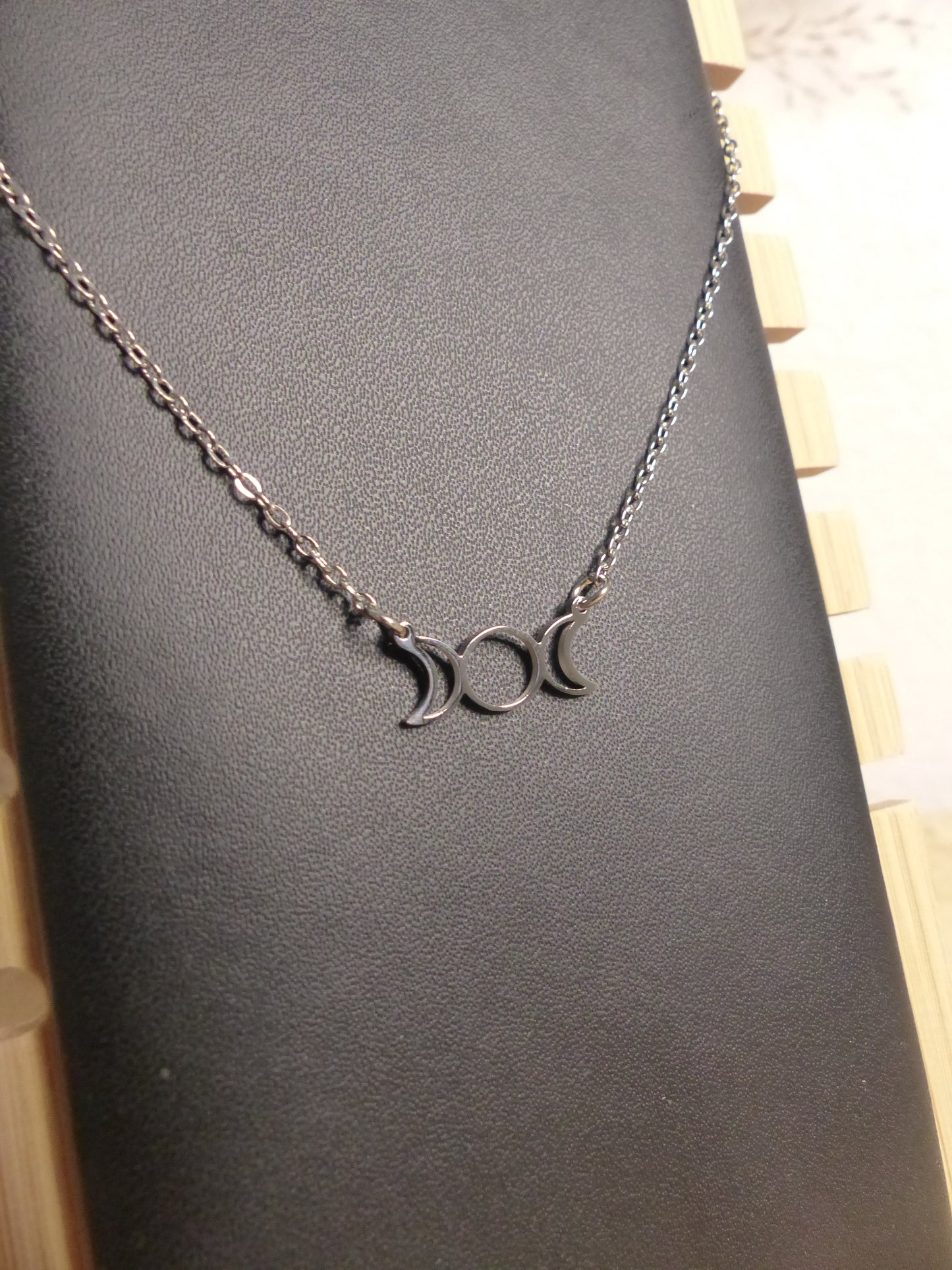Pendentif lune en acier inoxydable, collier spirituel symbole de féminité et d’harmonie