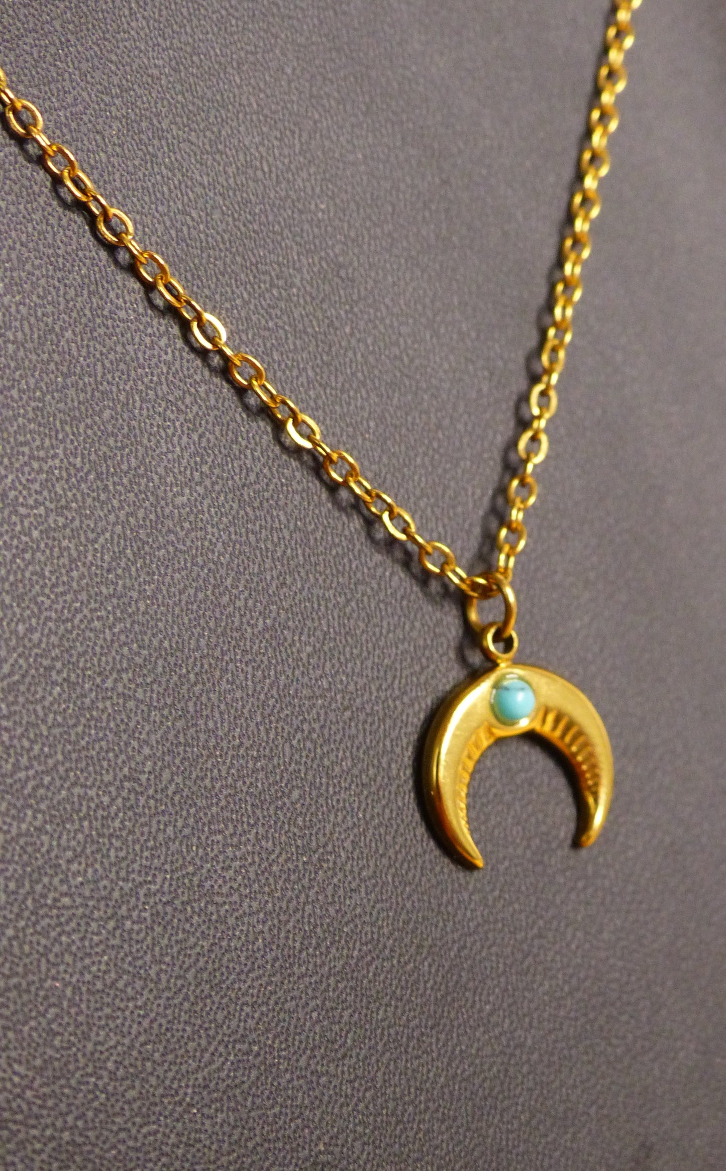 Détail du pendentif lune en turquénite, bijou symbolique en acier inoxydable