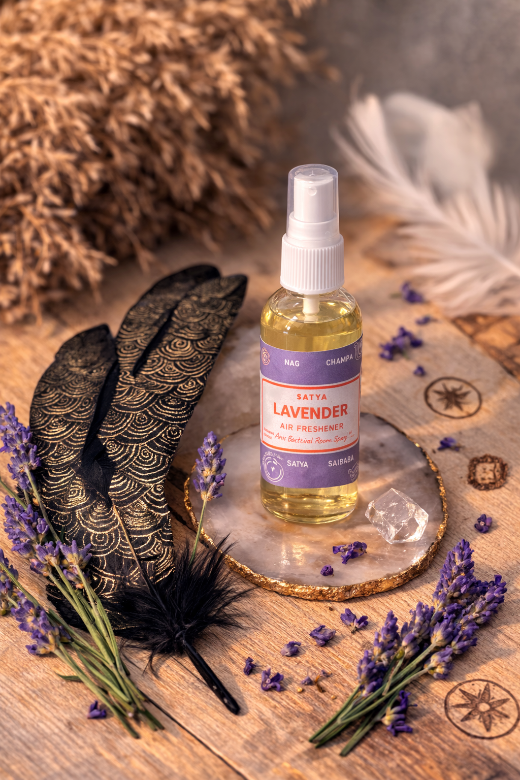 Spray parfumé Satya lavande posé sur une tranche de pierre décorative, entouré de brins de lavande et de plumes dans un décor naturel et apaisant