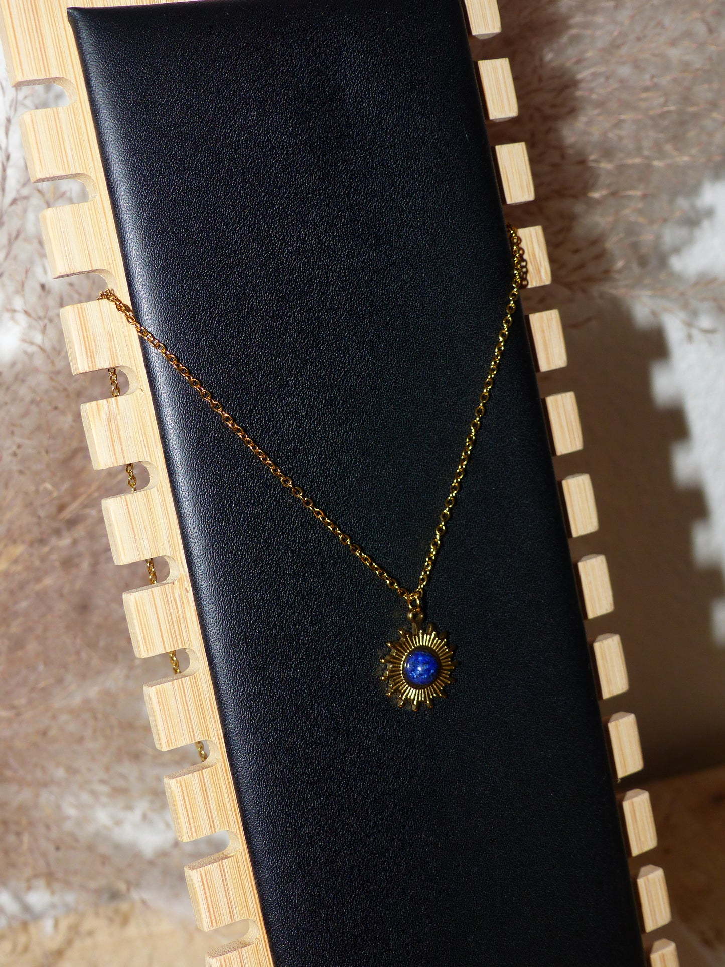 Collier lapis-lazuli soleil porté, bijou spirituel favorisant confiance et communication