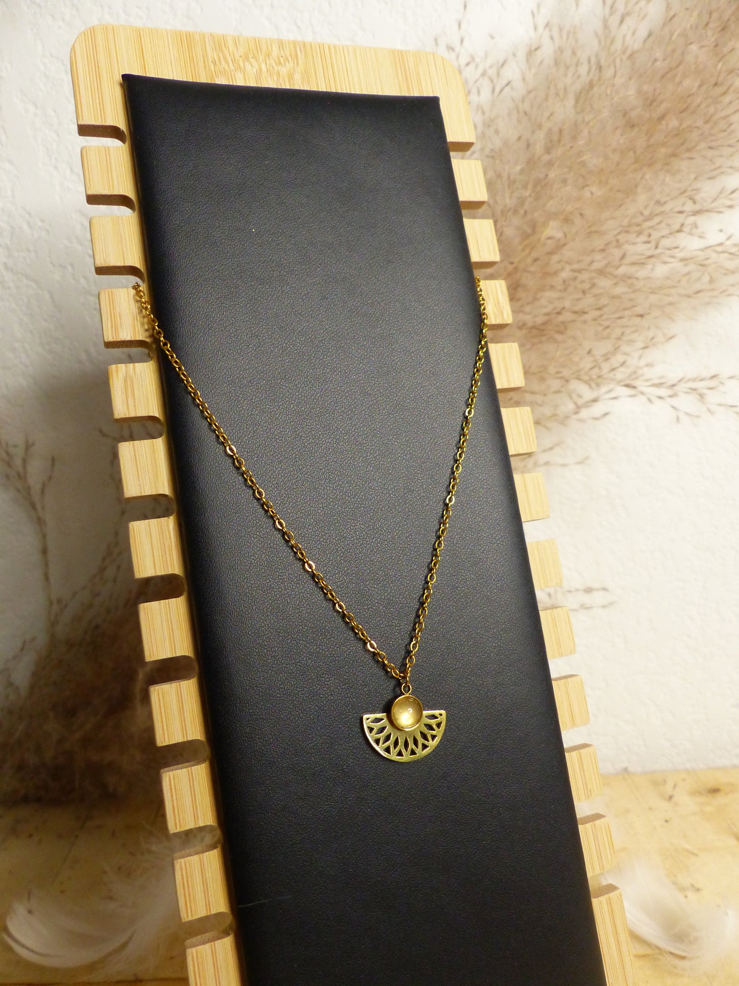 Collier quartz rose aztèque porté, bijou spirituel favorisant douceur et amour