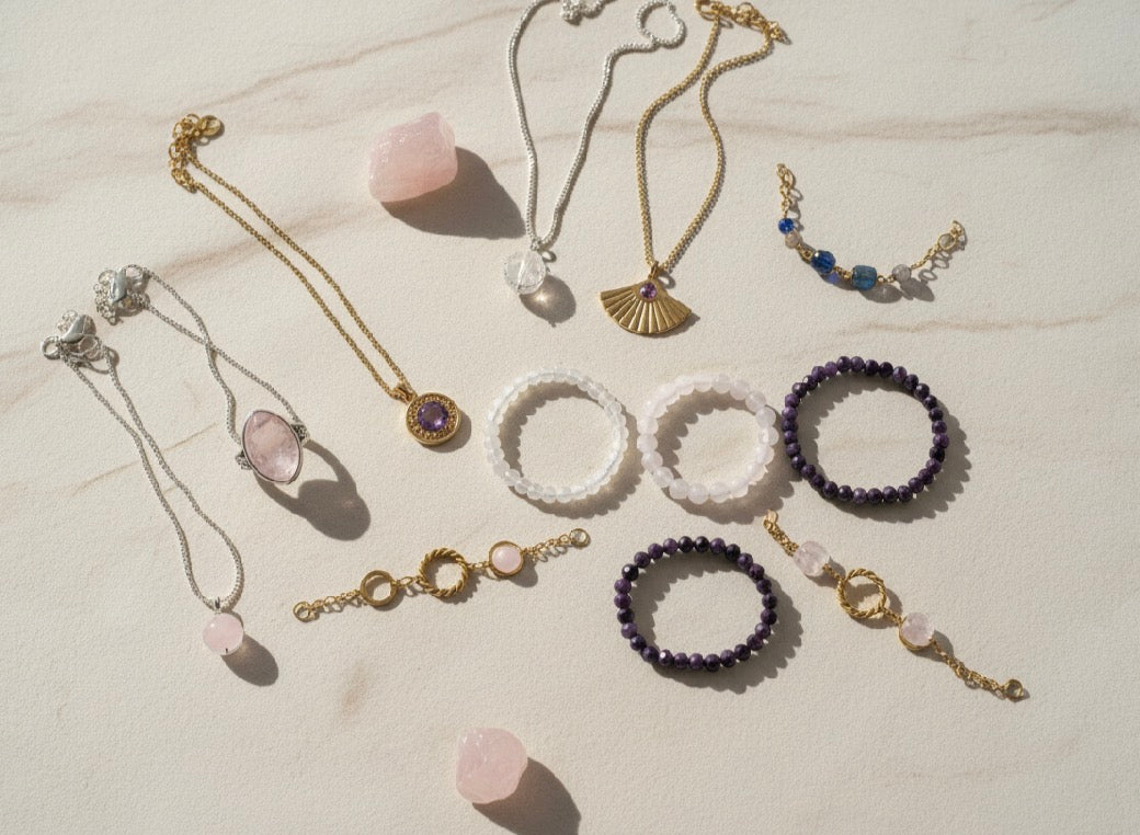 Bijoux pour femmes et hommes, incluant bracelets, colliers, bagues et boucles d’oreilles, accessoires mode élégants et tendances, parfaits pour compléter une tenue, sublimer le style quotidien ou offrir en cadeau