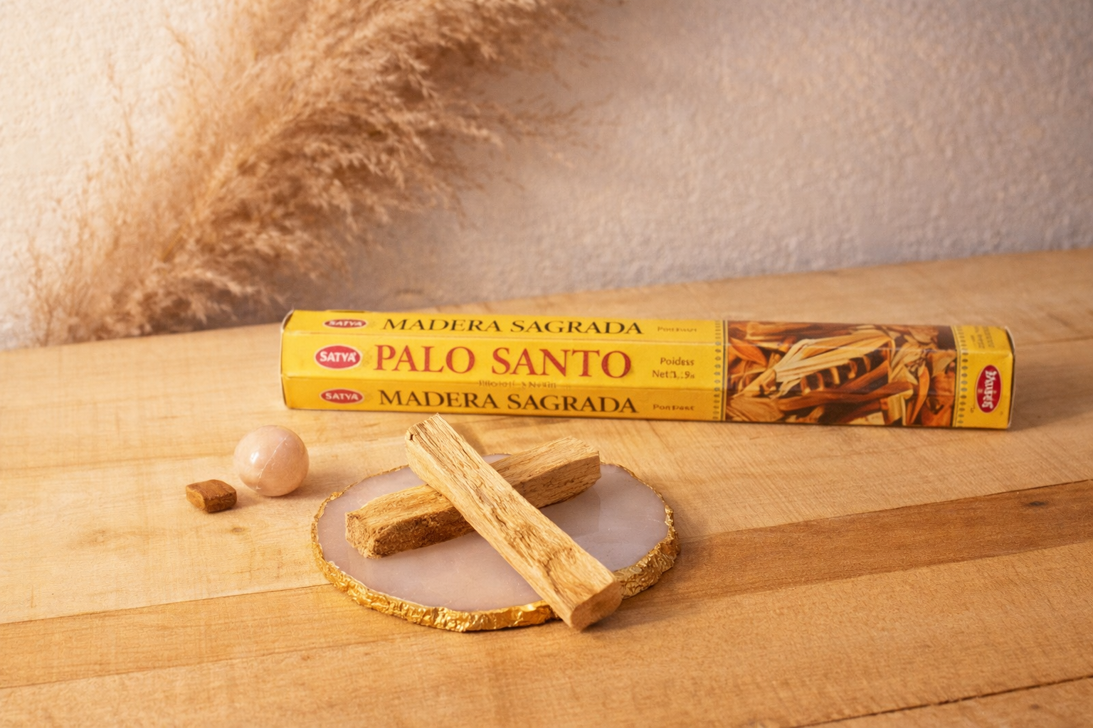 Bâton de Palo Santo naturel posé sur une tranche d’agate avec encens Satya Palo Santo dans une ambiance zen et spirituelle.