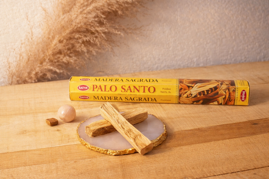 Bâton de Palo Santo naturel posé sur une tranche d’agate avec encens Satya Palo Santo dans une ambiance zen et spirituelle.