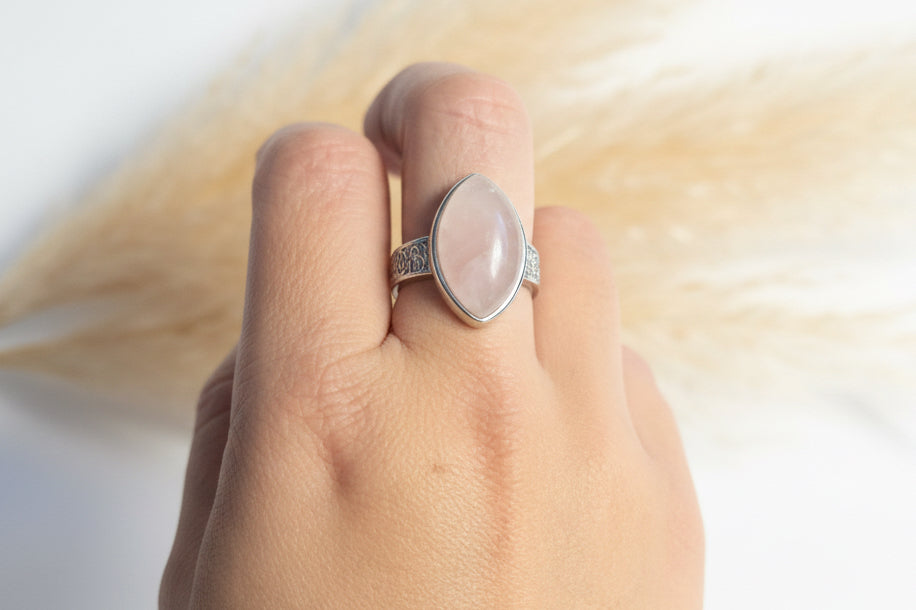 Bague en quartz rose naturel avec finition cuivre argenté – bijou féminin apportant élégance,