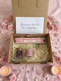 Box confiance et amour de soi quartz rose ouverte vue du dessus contenant bracelet quartz rose dans organza rose, spell jar quartz rose et pétales de rose, bougie pilier rose poudré et encens HEM Romance 
