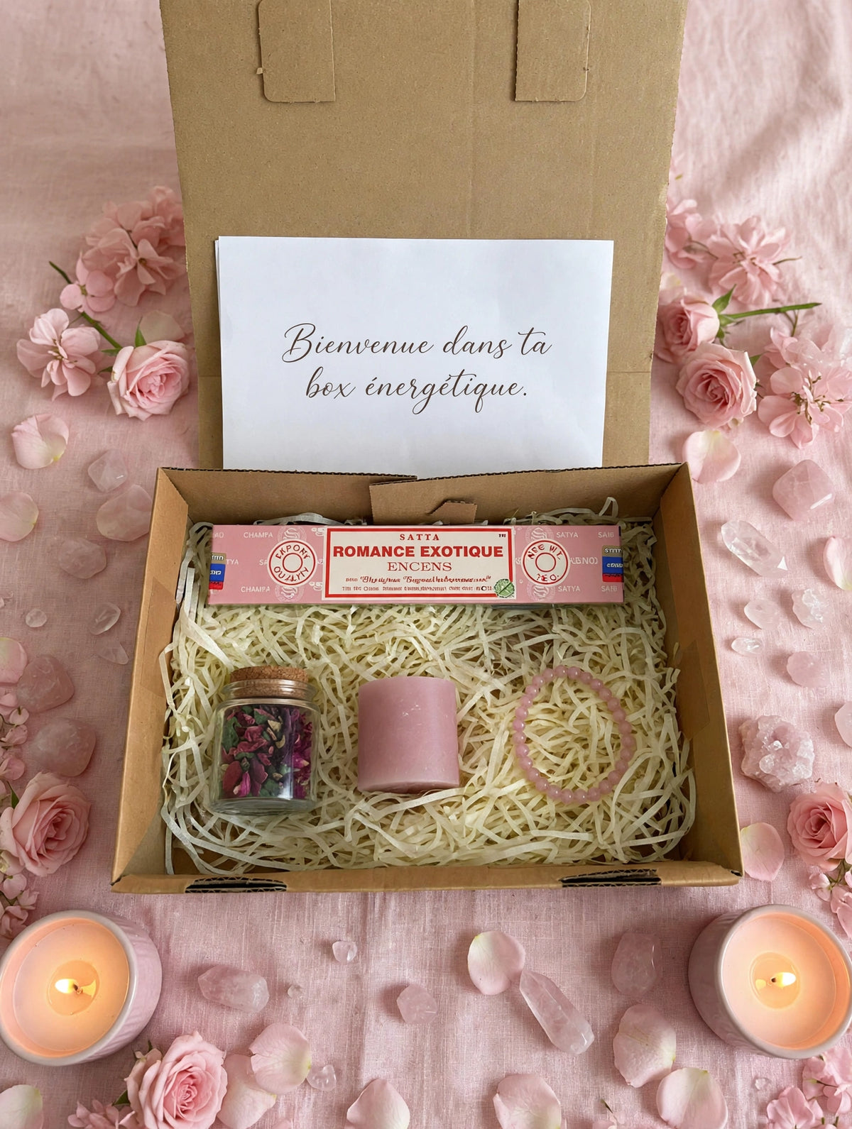 Box confiance et amour de soi quartz rose ouverte vue du dessus contenant bracelet quartz rose dans organza rose, spell jar quartz rose et pétales de rose, bougie pilier rose poudré et encens HEM Romance 
