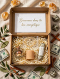 Box du mois octobre ouverte avec bracelet citrine dans sachet transparent, spell jar abondance cannelle, bougie pilier pêche, fagot de sauge cannelle, sur frisure kraft avec pierres citrine et pyrite
