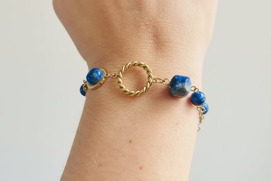 Bracelet en lapis-lazuli naturel avec anneau torsadé en acier inoxydable doré 