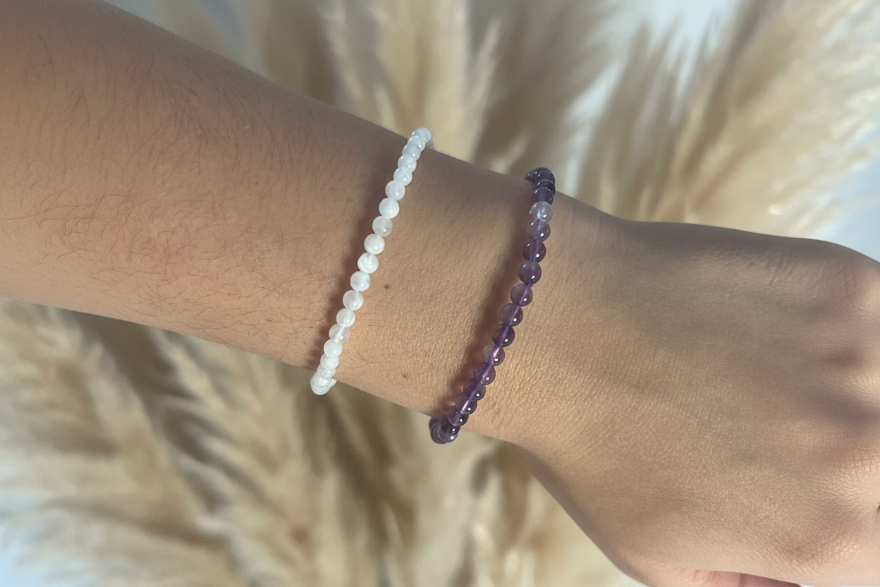 Bracelet en pierre de lune naturelle favorisant la féminité, la sérénité et l’équilibre émotionnel