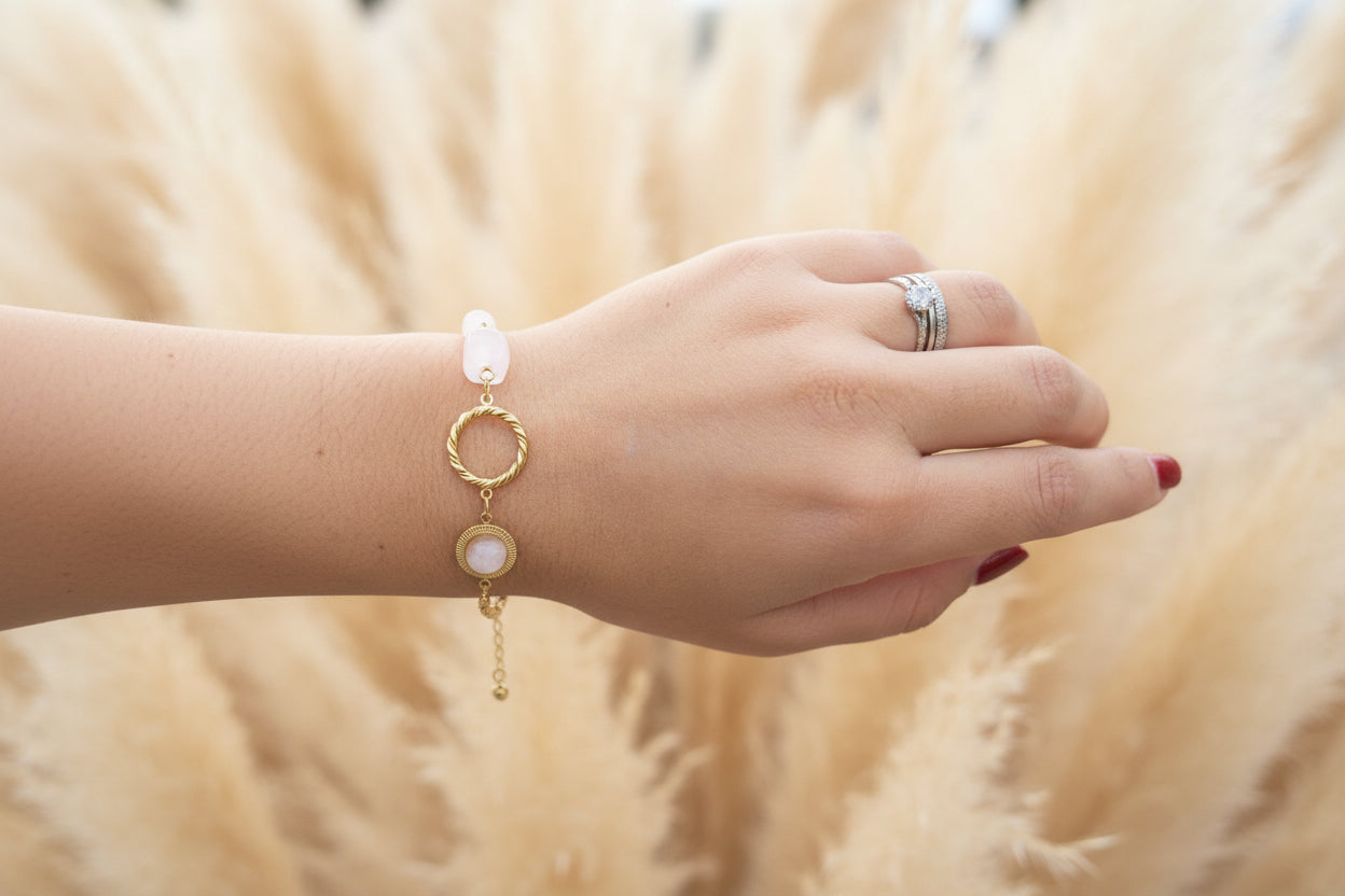 Bracelet en quartz rose naturel avec anneau torsadé en acier inoxydable doré – favorise la douceur, l’harmonie 