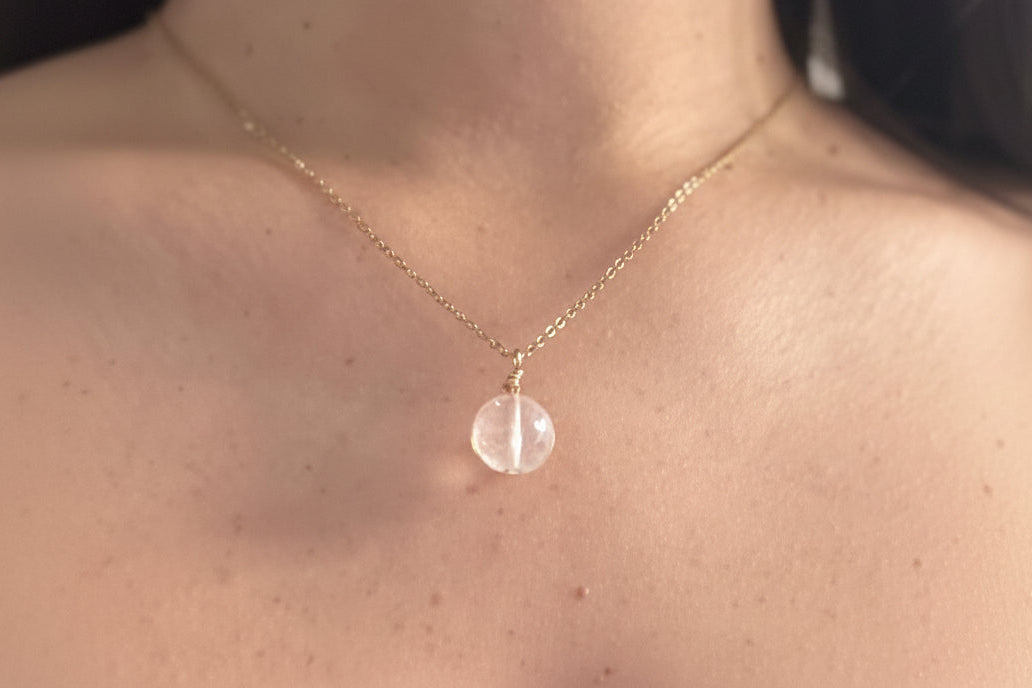 Collier en cristal de roche naturel favorisant la clarté