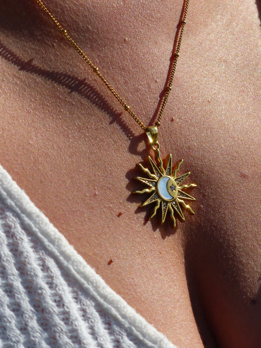 Détail du collier Soleil et Lune, bijou ésotérique élégant et symbolique
