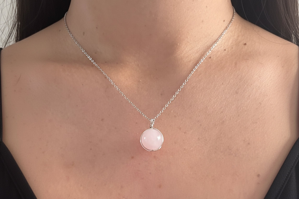 Collier en quartz rose naturel favorisant la douceur, l’amour de soi