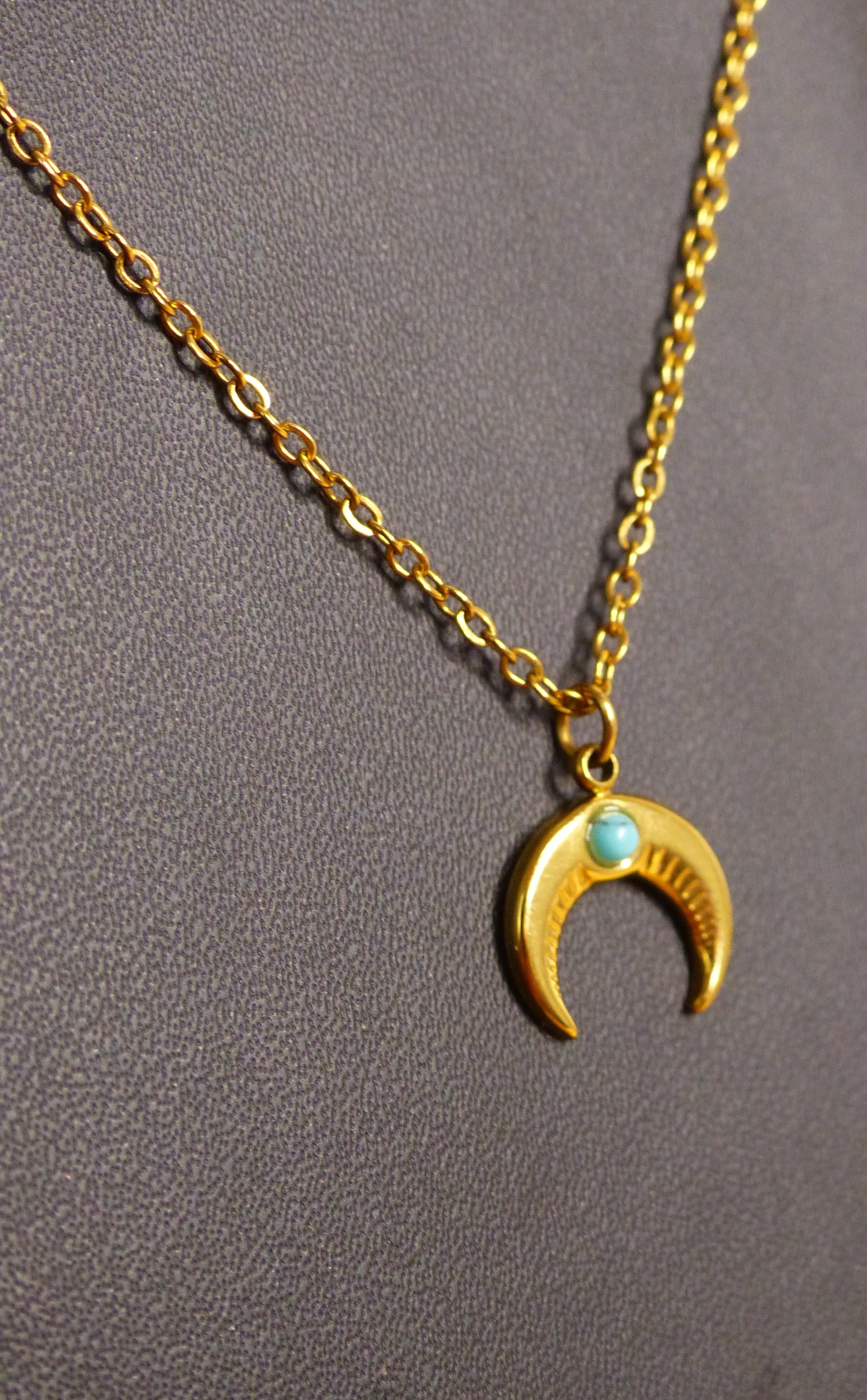 Détail du pendentif lune en turquénite, bijou symbolique en acier inoxydable
