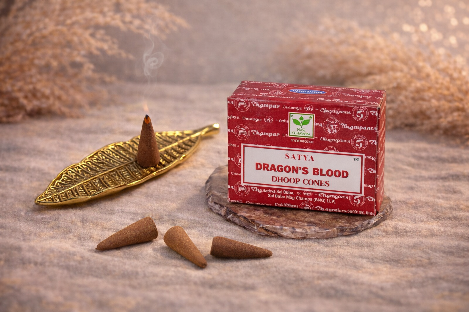 Cônes d’encens Satya Dragon’s Blood avec porte-encens feuille dorée dans une ambiance spirituelle et zen.