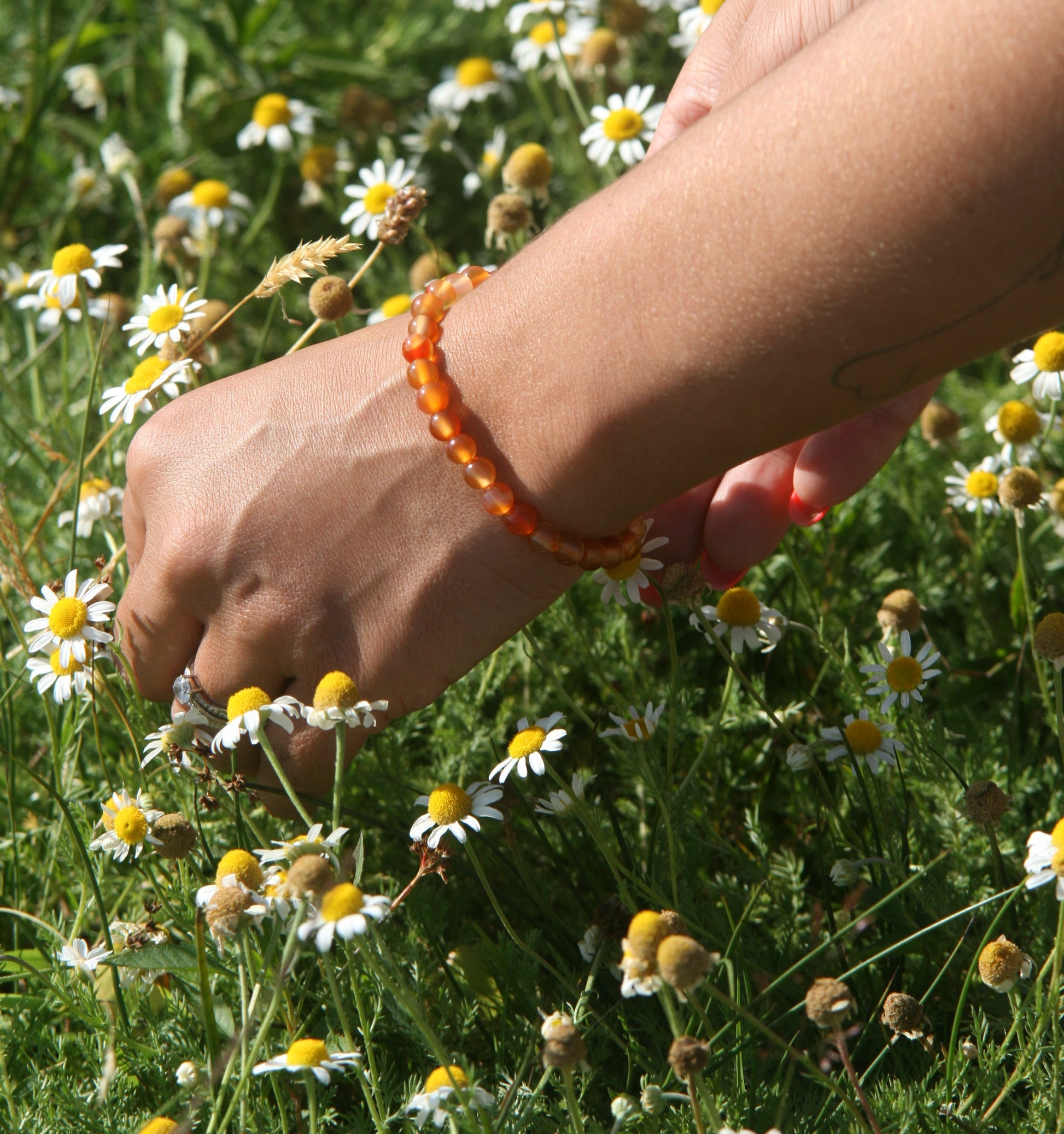 Bracelet coraline porté, bijou énergétique dynamique