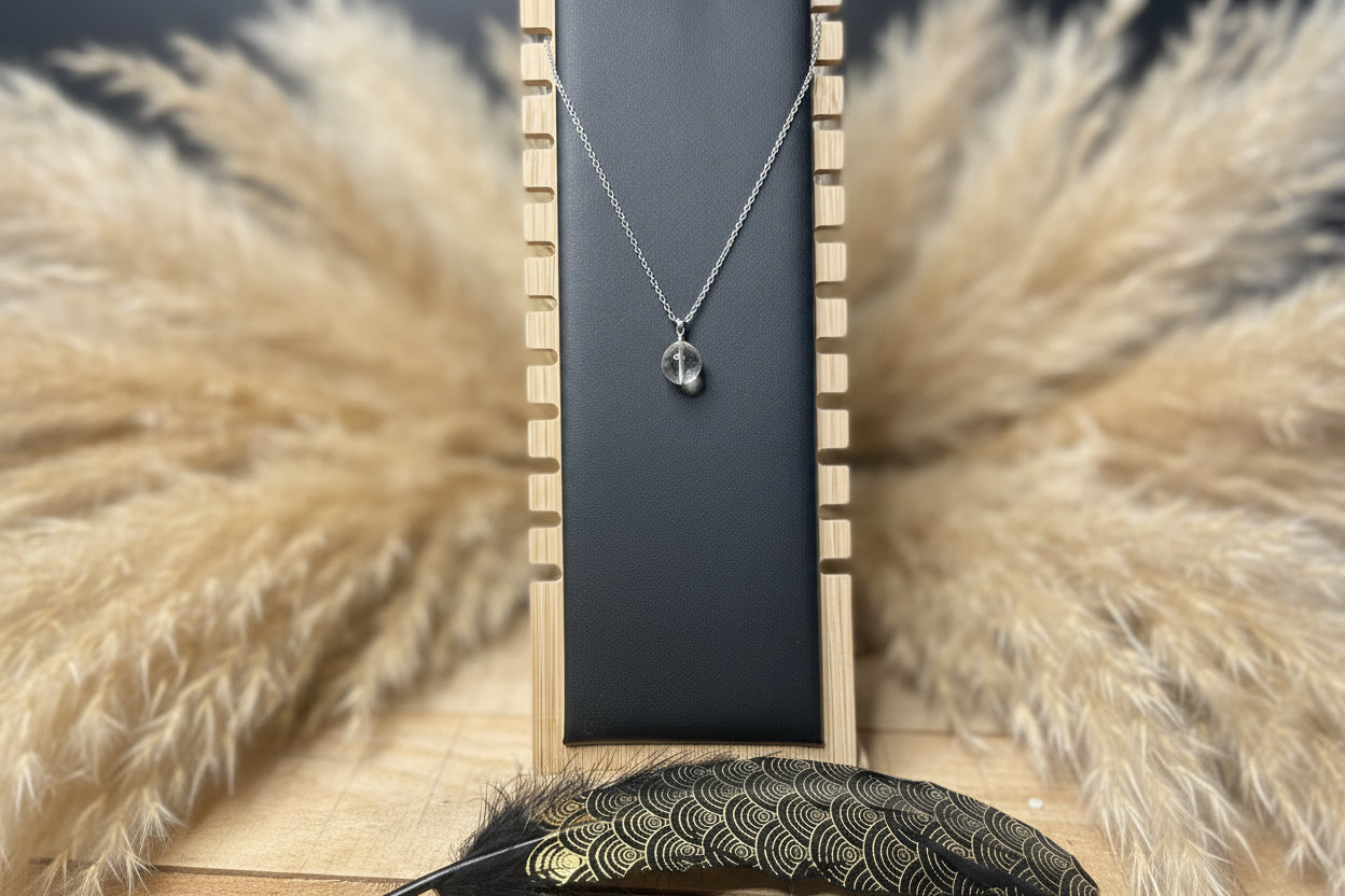 Collier en cristal de roche naturel favorisant la clarté, la lumière intérieure 