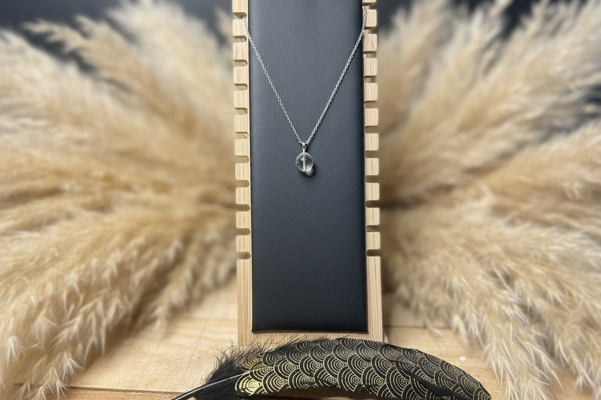 Collier en cristal de roche naturel favorisant la clarté, la lumière intérieure 
