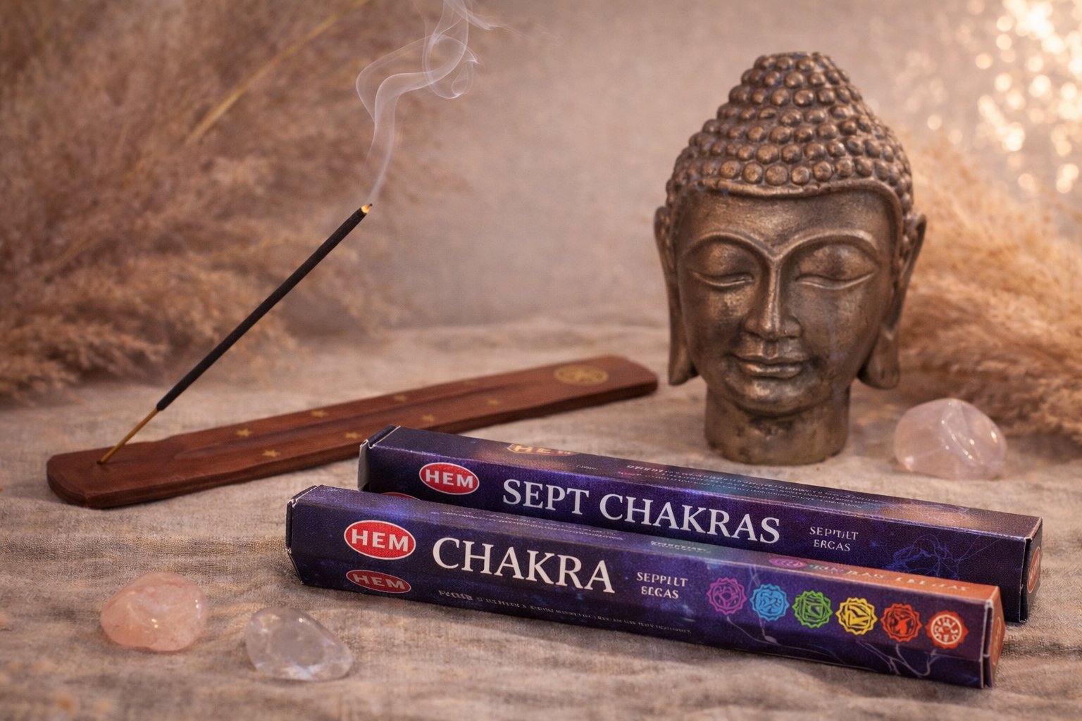 Encens HEM 7 chakras avec porte-encens en bois, pierres naturelles et statue de Bouddha dans une ambiance spirituelle et apaisante.