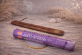 Encens HEM Anti-Stress présenté dans une ambiance zen avec porte-encens en bois, pierres naturelles et support en agate sur table en bois.