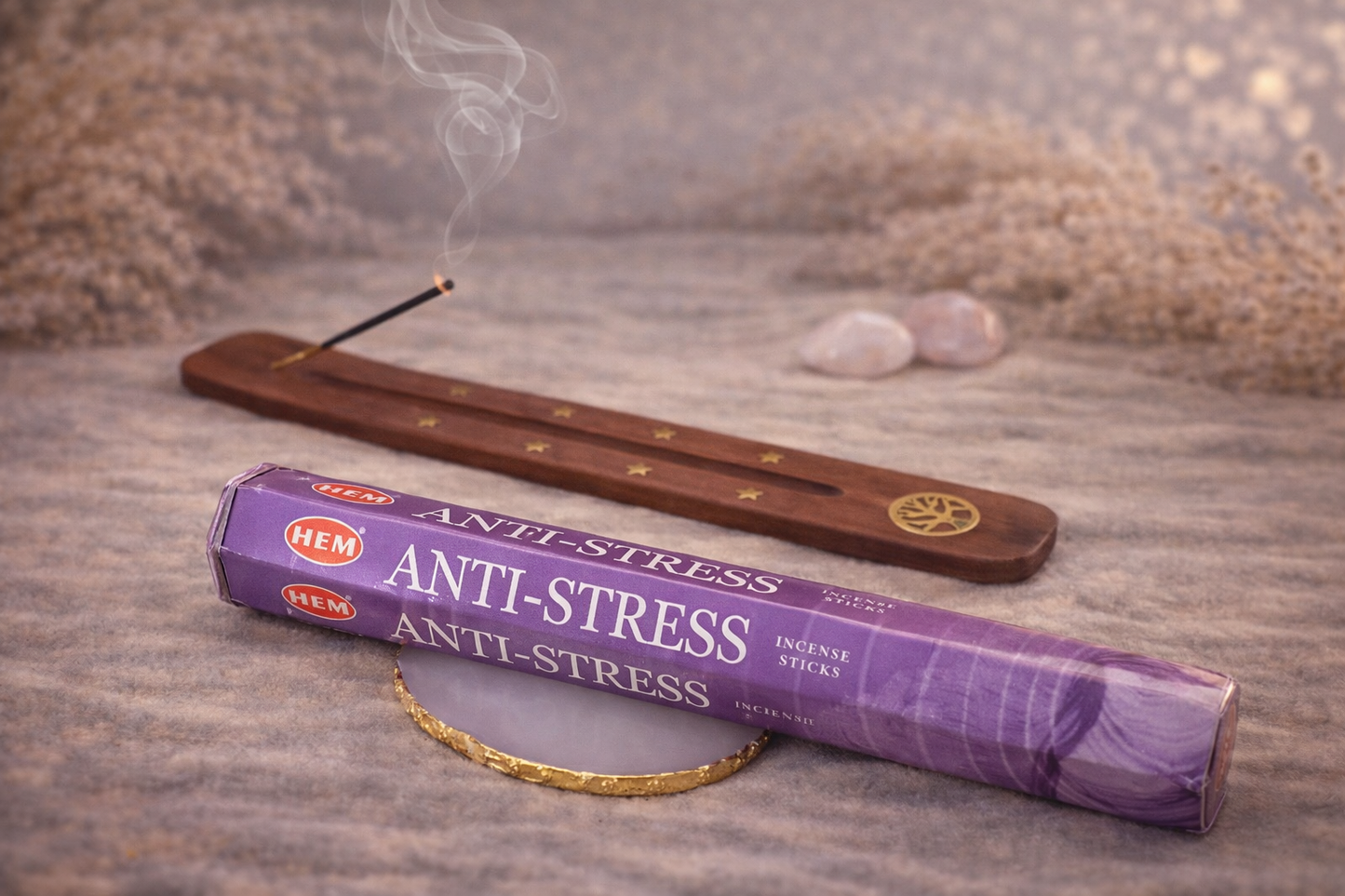 Encens HEM Anti-Stress présenté dans une ambiance zen avec porte-encens en bois, pierres naturelles et support en agate sur table en bois.