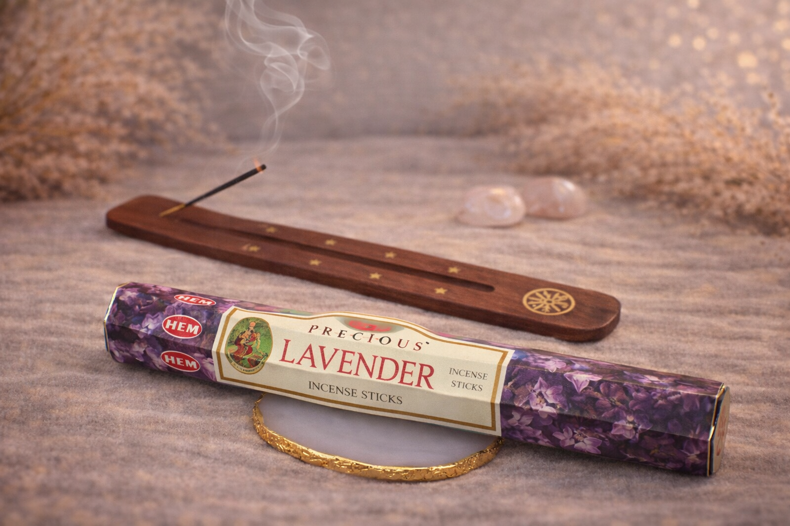 Encens HEM Lavande présenté dans une ambiance zen avec porte-encens en bois, fumée d’encens, pierres naturelles et décoration spirituelle sur table en bois.