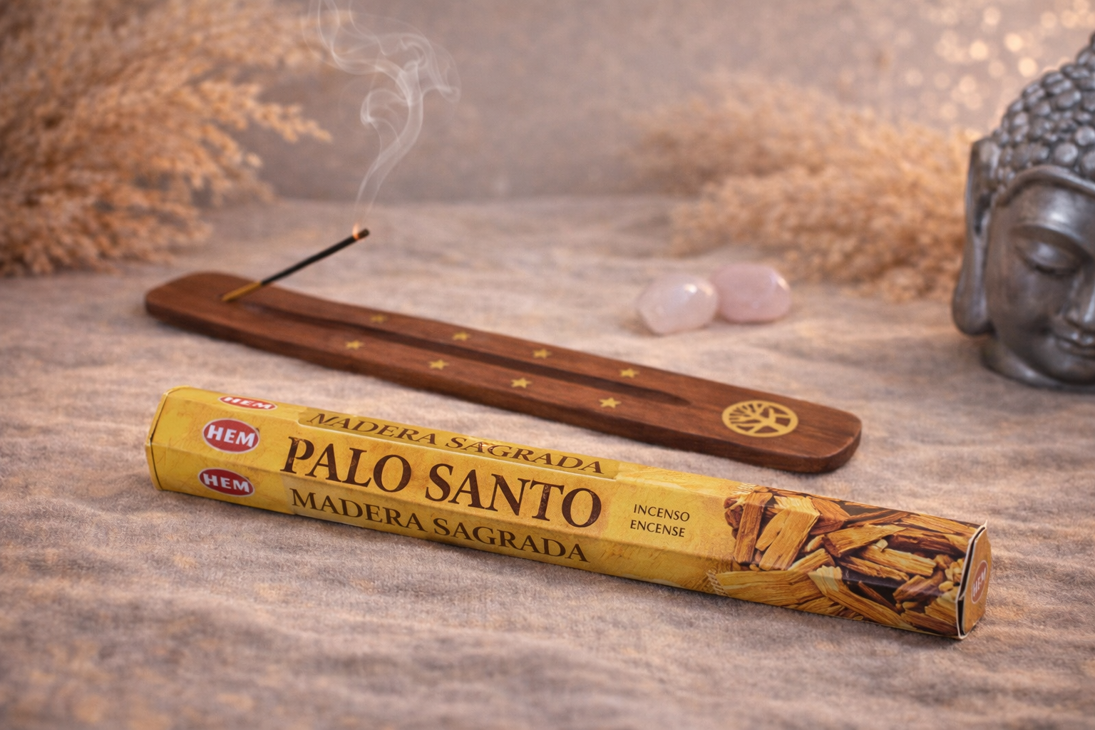 Encens HEM Palo Santo présenté dans une ambiance spirituelle avec porte-encens en bois, fumée d’encens, pierres naturelles et décoration zen.