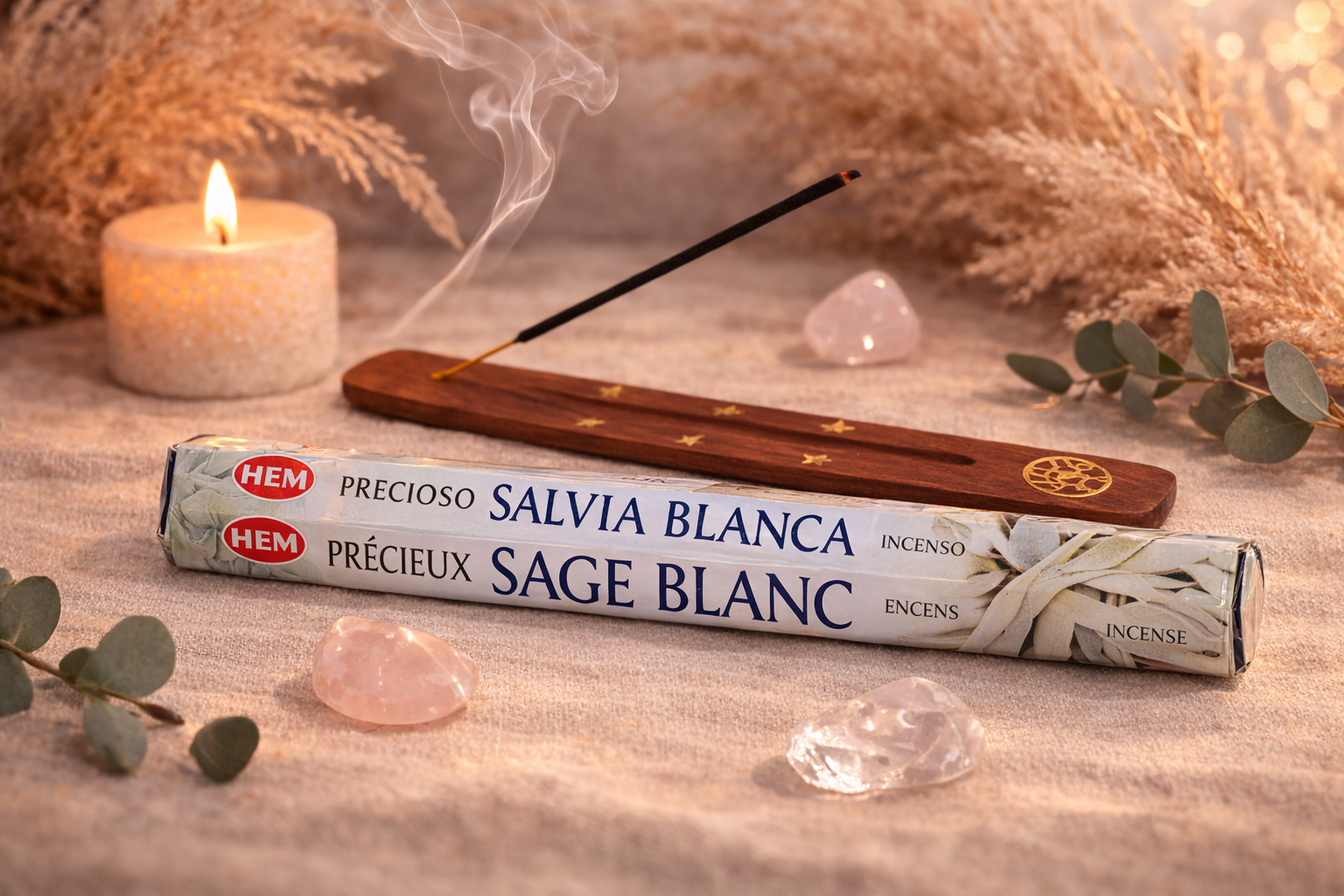 Encens HEM Sauge Blanche avec porte-encens en bois et pierres naturelles dans une ambiance zen pour purification énergétique.