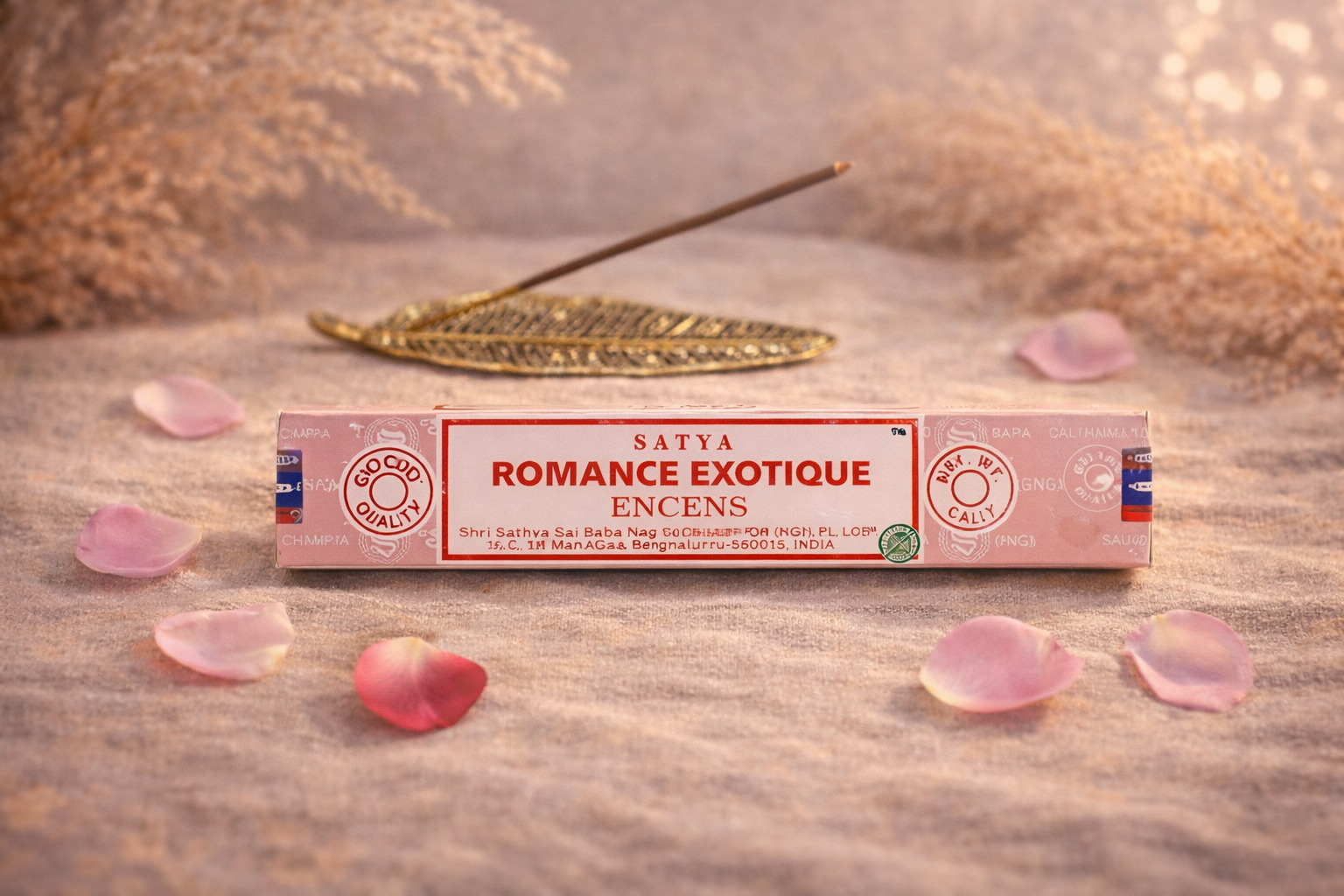 Encens Satya Romance Exotique avec pétales de rose et porte-encens doré dans une ambiance romantique et apaisante.