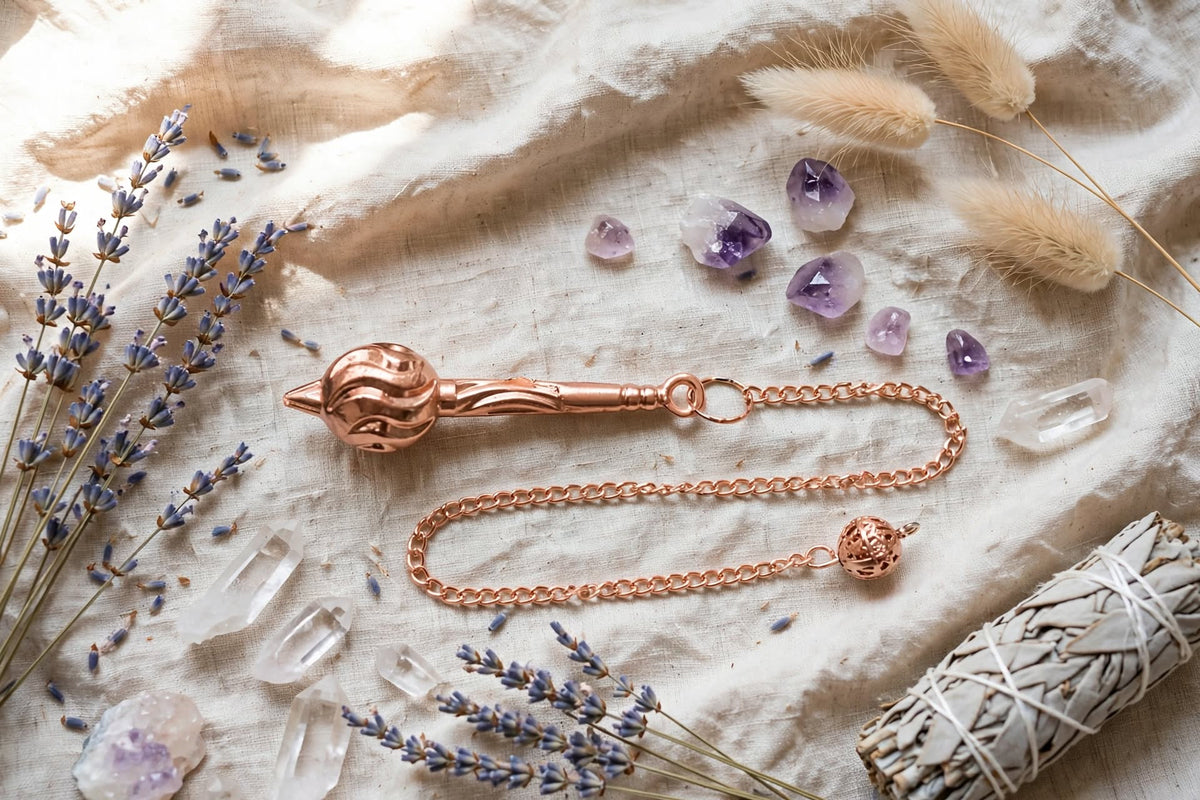 Pendule en cuivre, laiton, couché à plat dans un décor, lin avec des pierres de la lavande et de la sauge