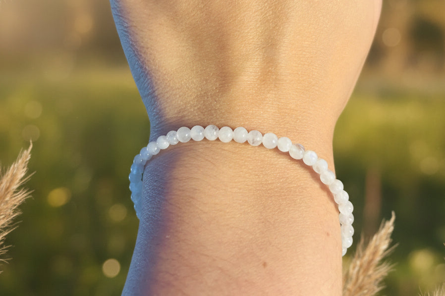 Bracelet en pierre de lune naturelle favorisant la féminité, la sérénité et l’équilibre émotionnel