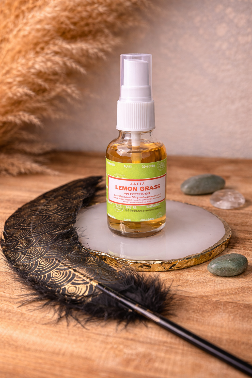 Spray parfumé Satya Lemongrass 30 ml posé sur une tranche d’agate blanche avec décoration plume noire et or, dans une ambiance spirituelle et naturelle.