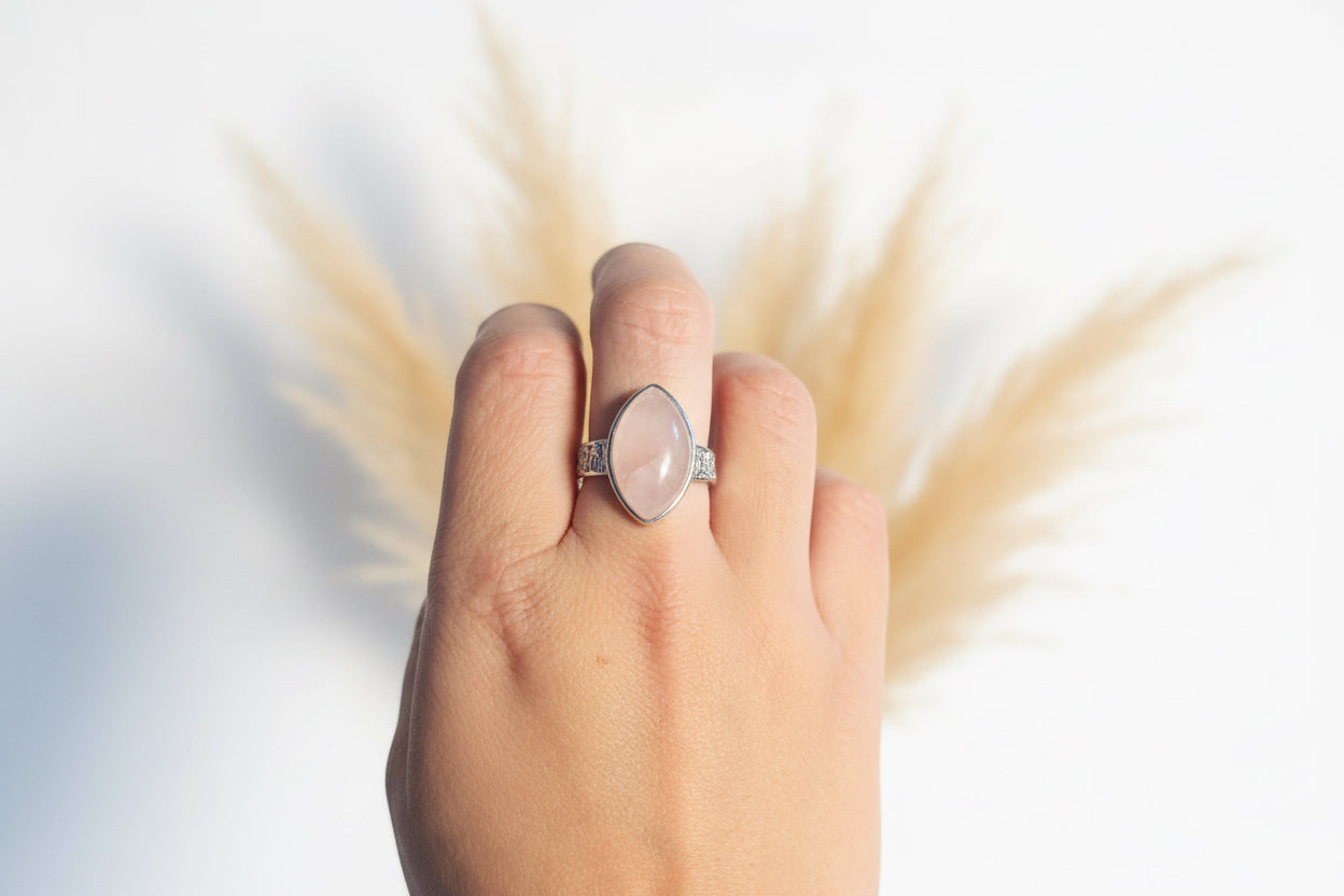 Bague en quartz rose naturel avec finition cuivre argenté – bijou féminin apportant élégance, douceur et énergie harmonisante