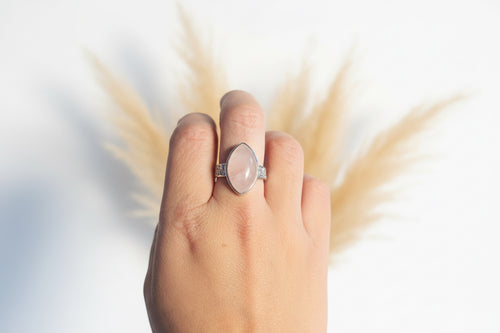 Bague en quartz rose naturel avec finition cuivre argenté – bijou féminin apportant élégance, douceur et énergie harmonisante