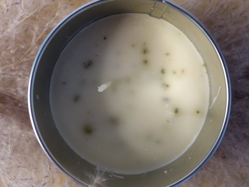 Bougie allumée Sauge pour méditation et détente