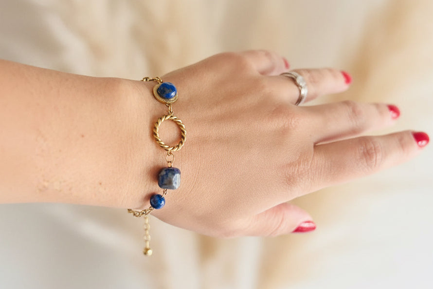 Bracelet en lapis-lazuli naturel avec anneau torsadé en acier inoxydable doré – favorise la sagesse, la confiance et l’harmonie énergétique