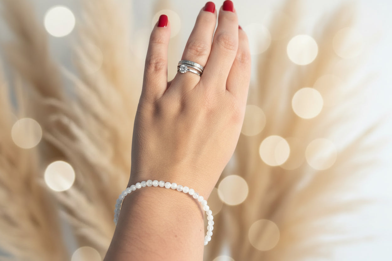 Bracelet en pierre de lune naturelle favorisant la féminité, la sérénité et l’équilibre émotionnel