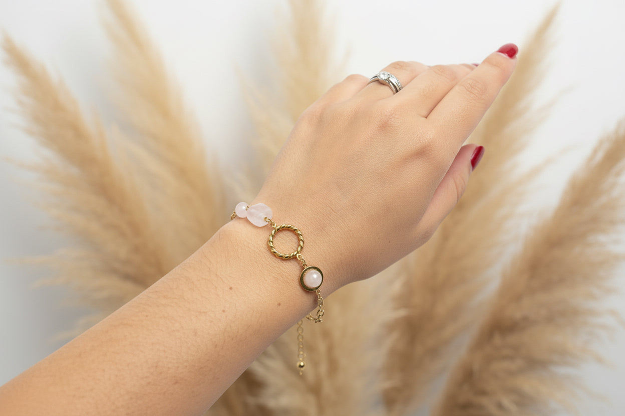 Bracelet en quartz rose naturel avec anneau torsadé en acier inoxydable doré – favorise la douceur, l’harmonie et l’amour de soi