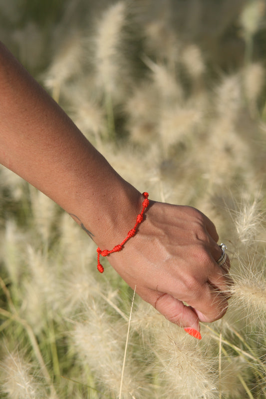 Bracelet Rouge Porte-Bonheur – 7 Nœuds de Chance