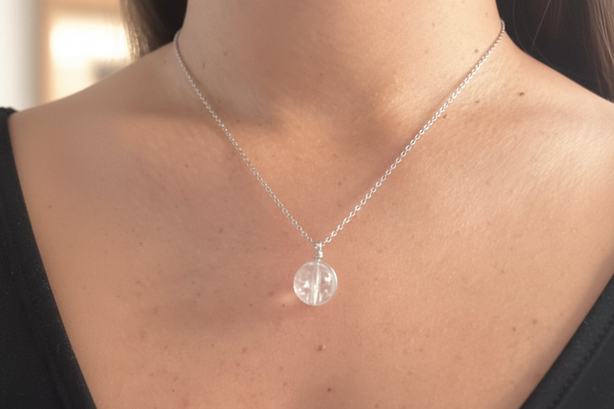 Collier en cristal de roche naturel favorisant la clarté, la lumière intérieure et l’équilibre énergétique