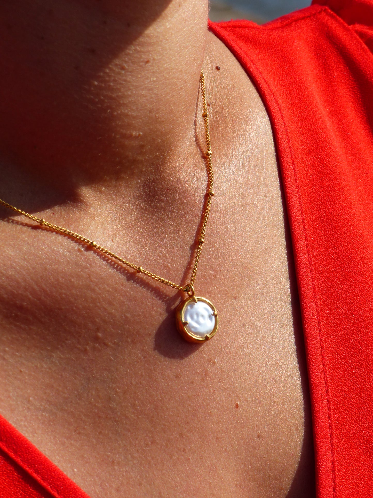 Chaîne Inoxydable – Pendentif Rond en Pierre Baroque