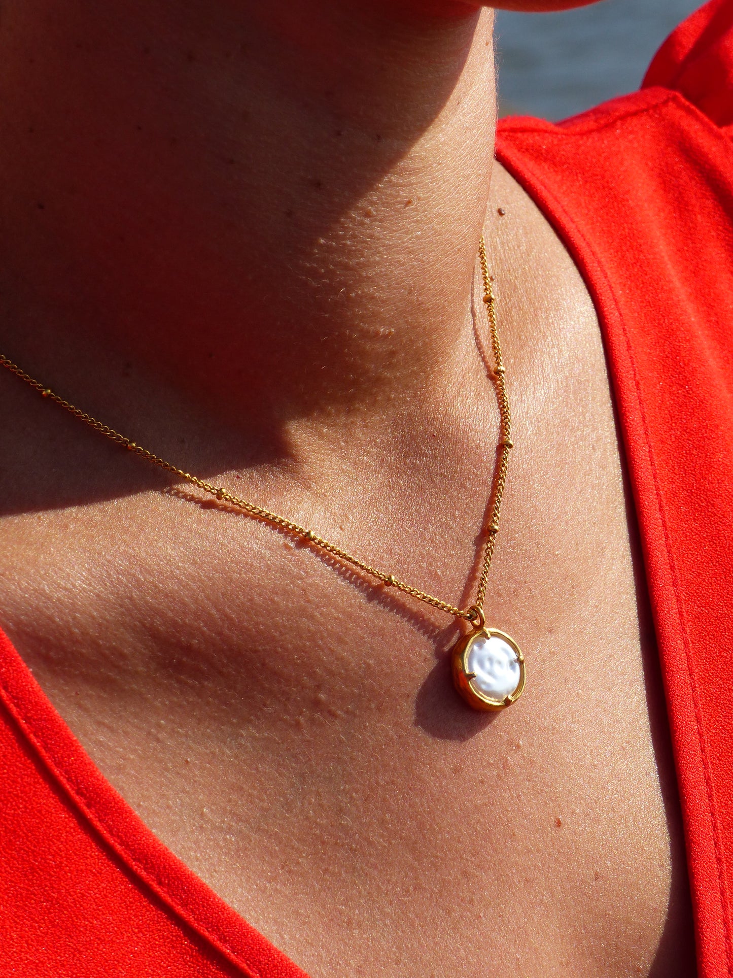 Chaîne Inoxydable – Pendentif Rond en Pierre Baroque