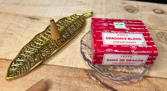 Cône d’encens Dragon’s Blood brûlant pour nettoyer les énergies