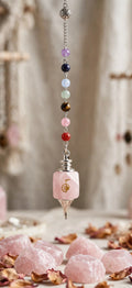 Bonjour, quartz rose avec chaîne Sept. Chakra Pierre, quartz rose dans un décor avec des roses séchées.