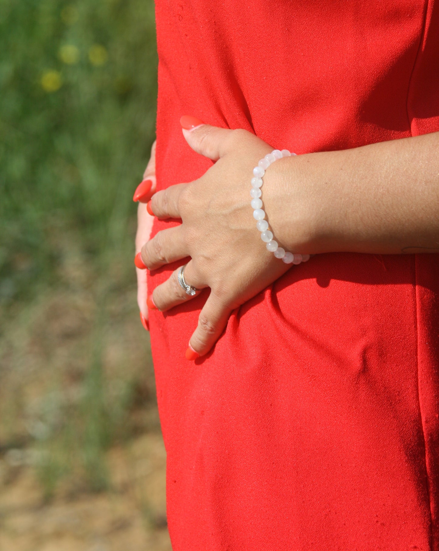 Bracelet pierre de lune porté, énergie douce et apaisante