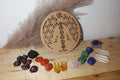 Plaque de rechargement en bois avec 7 chakras pour harmoniser et purifier l’énergie
